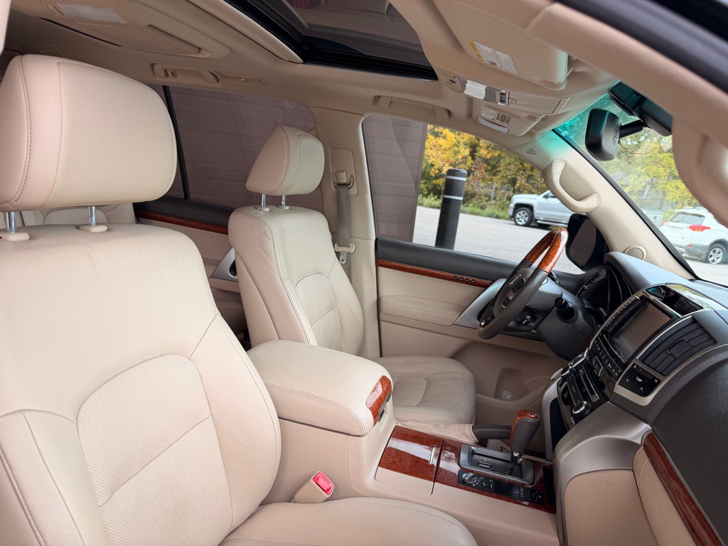 2015 Toyota Land Cruiser Image 19