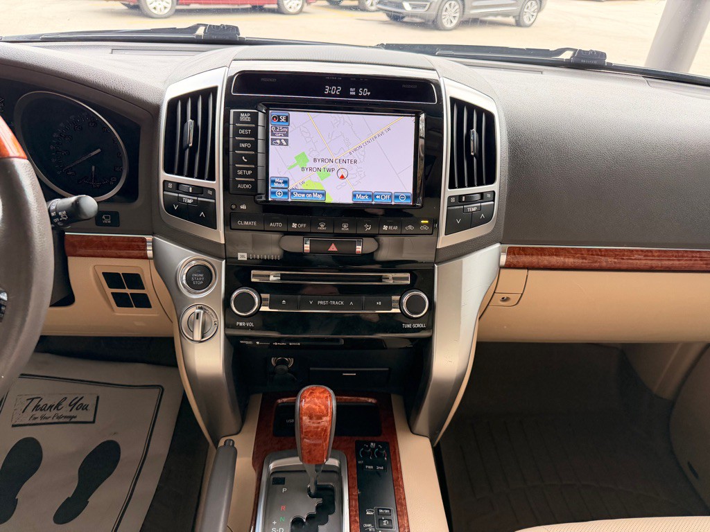 2015 Toyota Land Cruiser Image 25