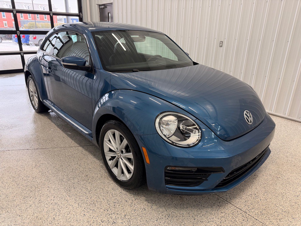 2018 Volkswagen Beetle Image 1
