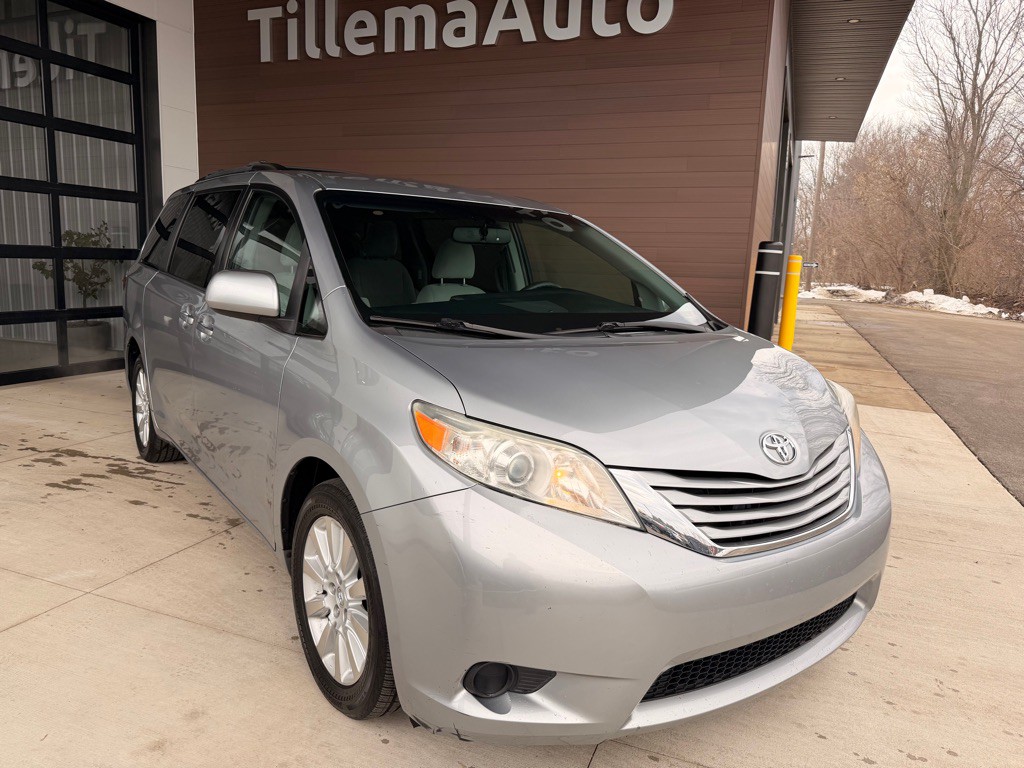 2015 Toyota Sienna Image 1
