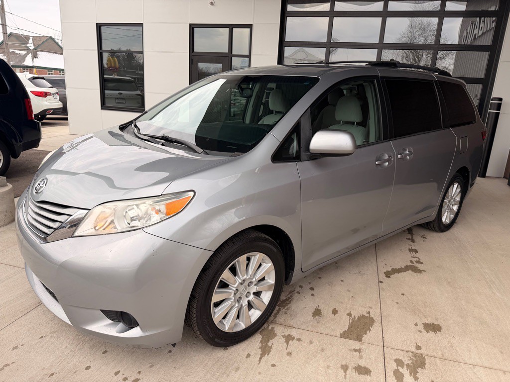 2015 Toyota Sienna Image 3