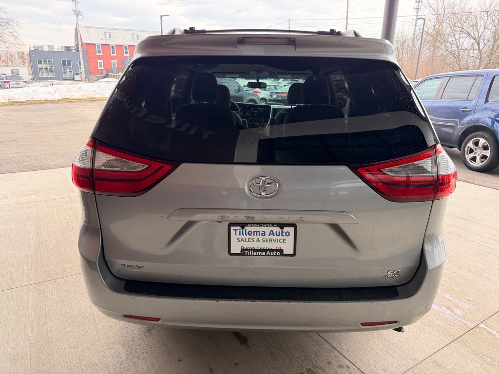 2015 Toyota Sienna Image 6