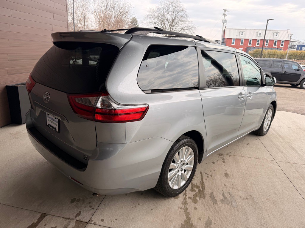 2015 Toyota Sienna Image 7