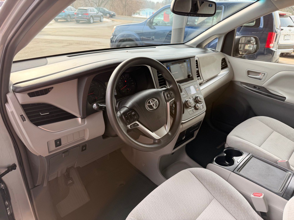 2015 Toyota Sienna Image 9