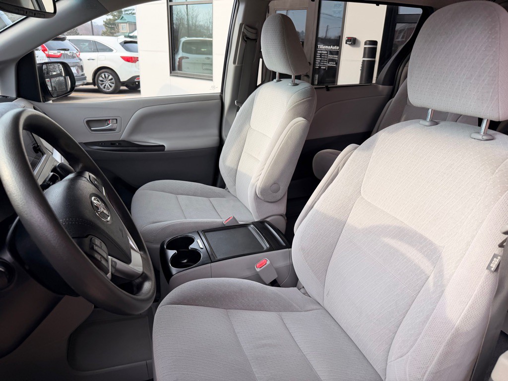 2015 Toyota Sienna Image 10