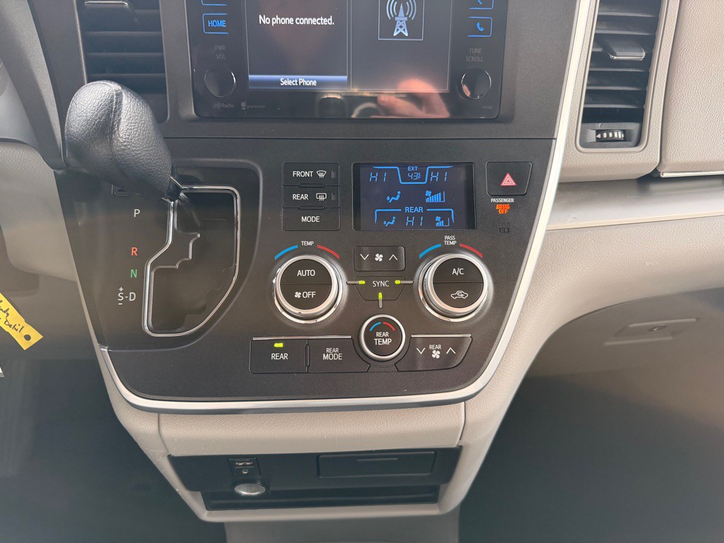 2015 Toyota Sienna Image 28