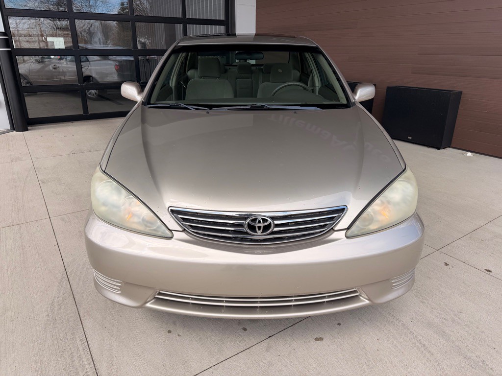 2005 Toyota Camry Image 2