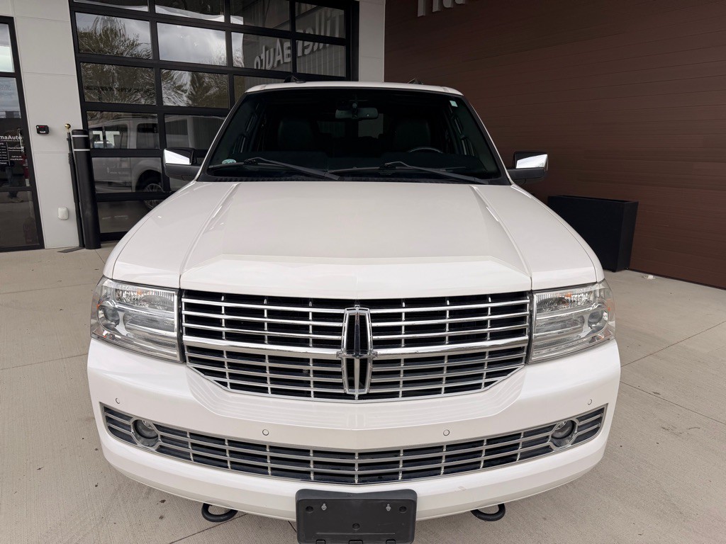 2013 Lincoln Navigator Image 2