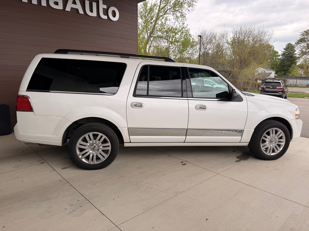 2013 Lincoln Navigator Image 8