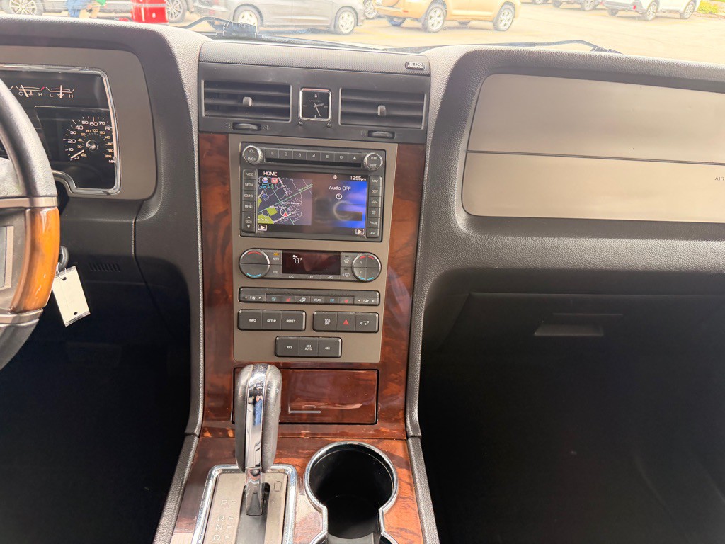 2013 Lincoln Navigator Image 25
