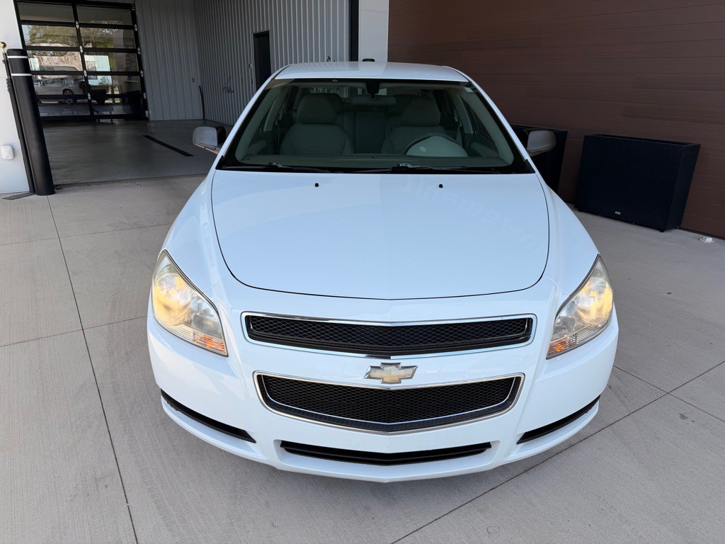 2010 Chevrolet Malibu Image 2