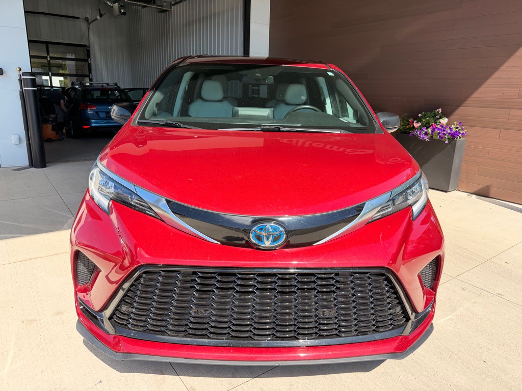 2022 Toyota Sienna Image 2