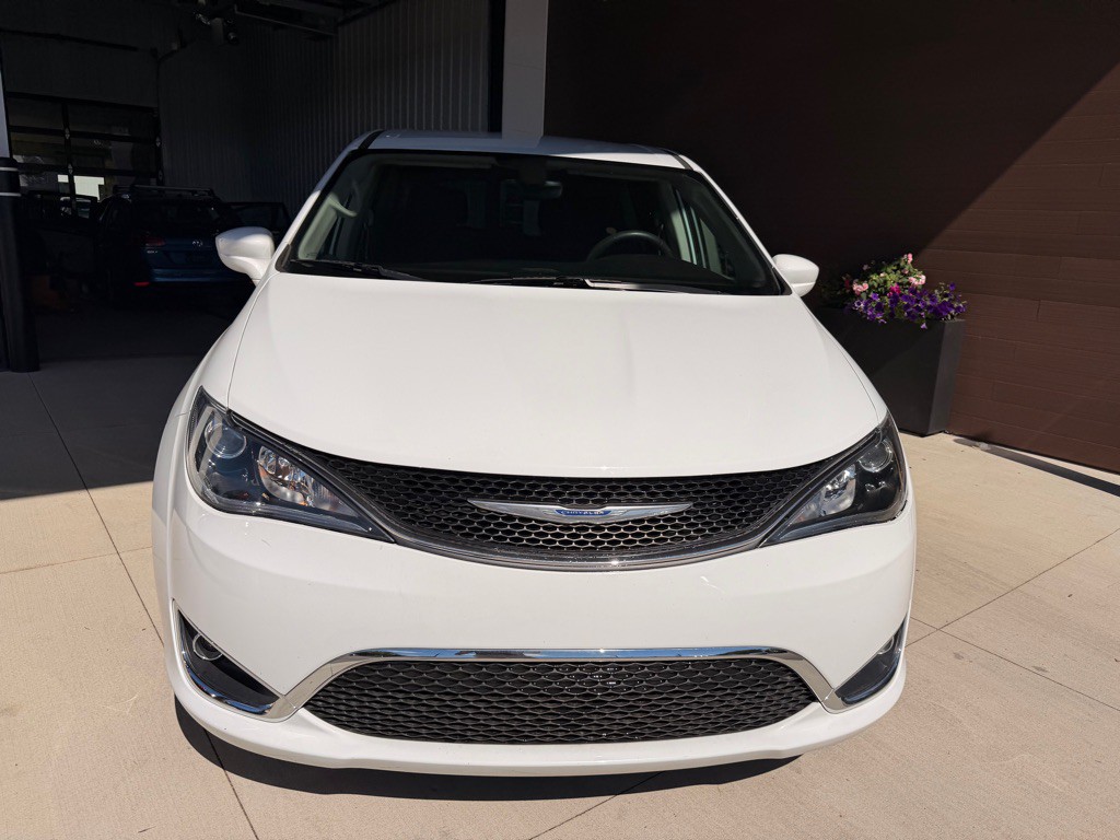 2018 Chrysler Pacifica Image 2