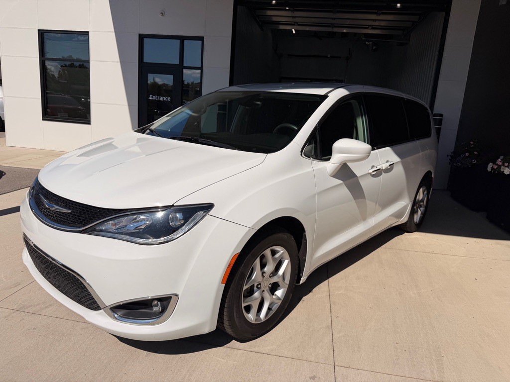 2018 Chrysler Pacifica Image 3