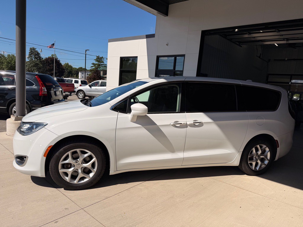 2018 Chrysler Pacifica Image 4