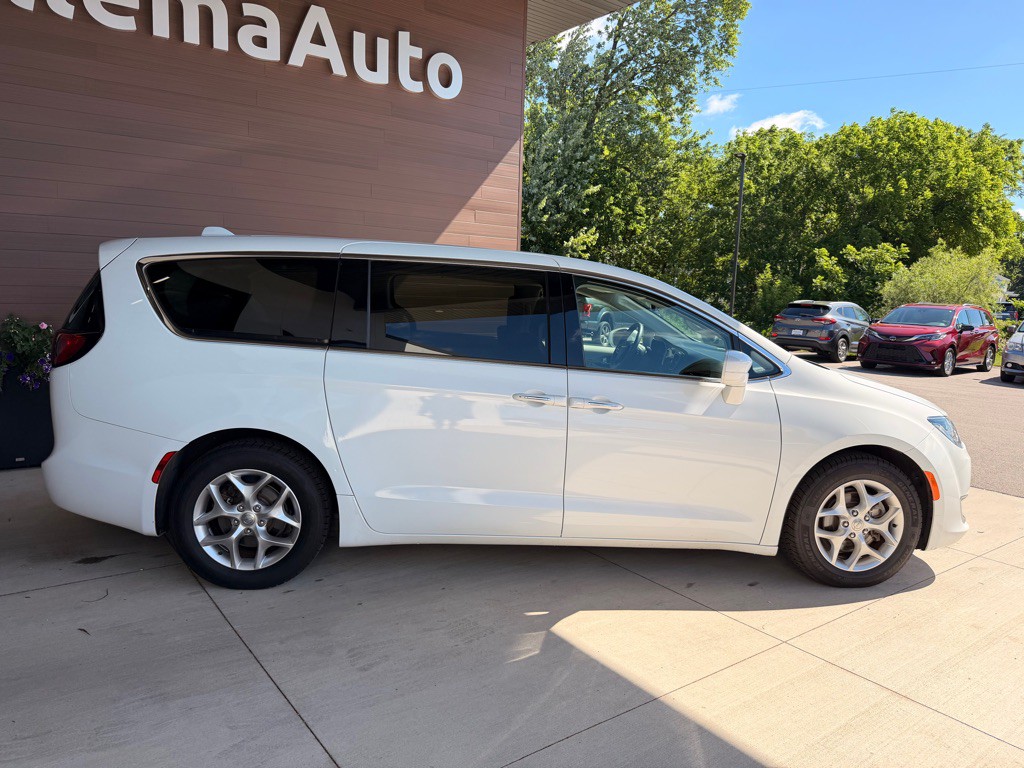 2018 Chrysler Pacifica Image 8
