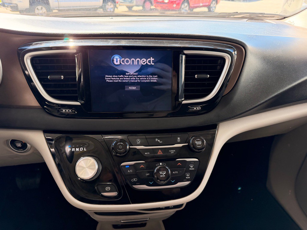 2018 Chrysler Pacifica Image 25