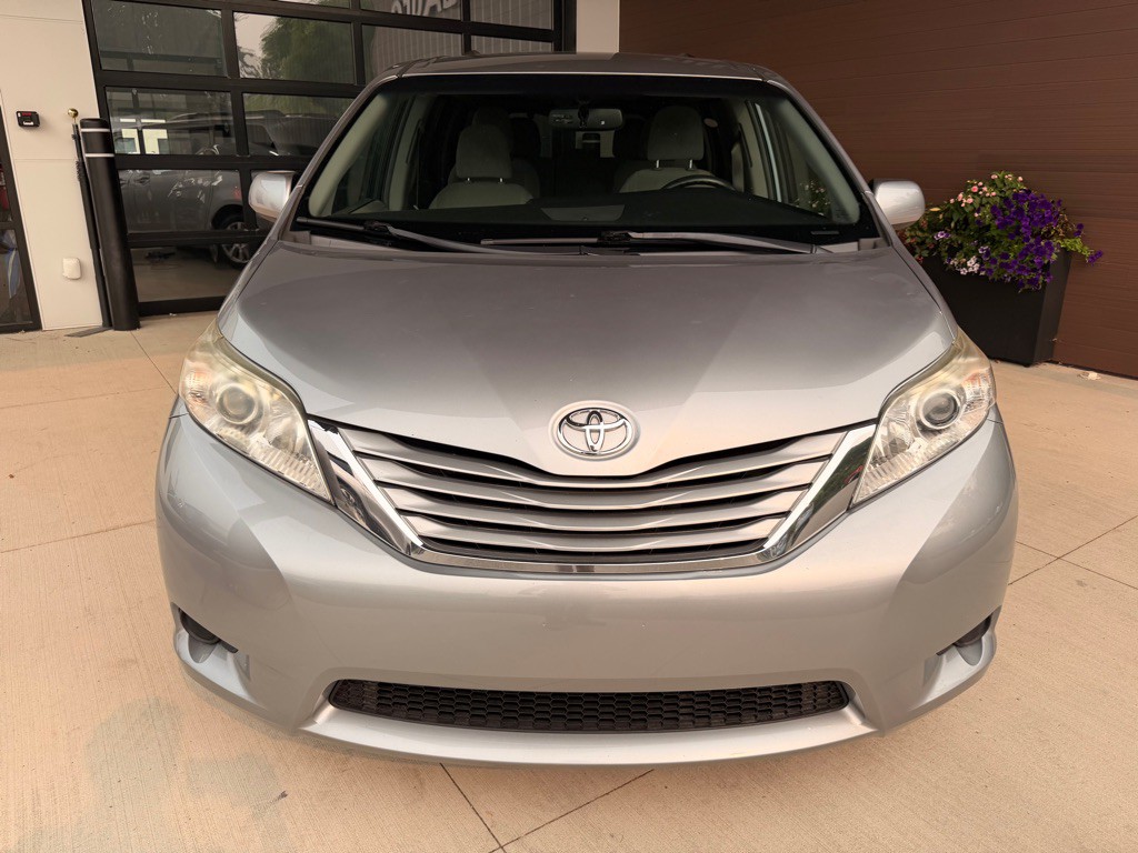 2017 Toyota Sienna Image 2