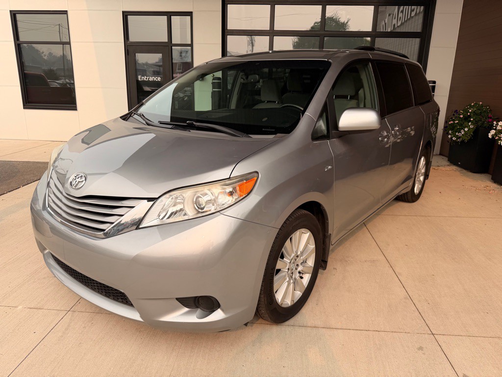 2017 Toyota Sienna Image 3
