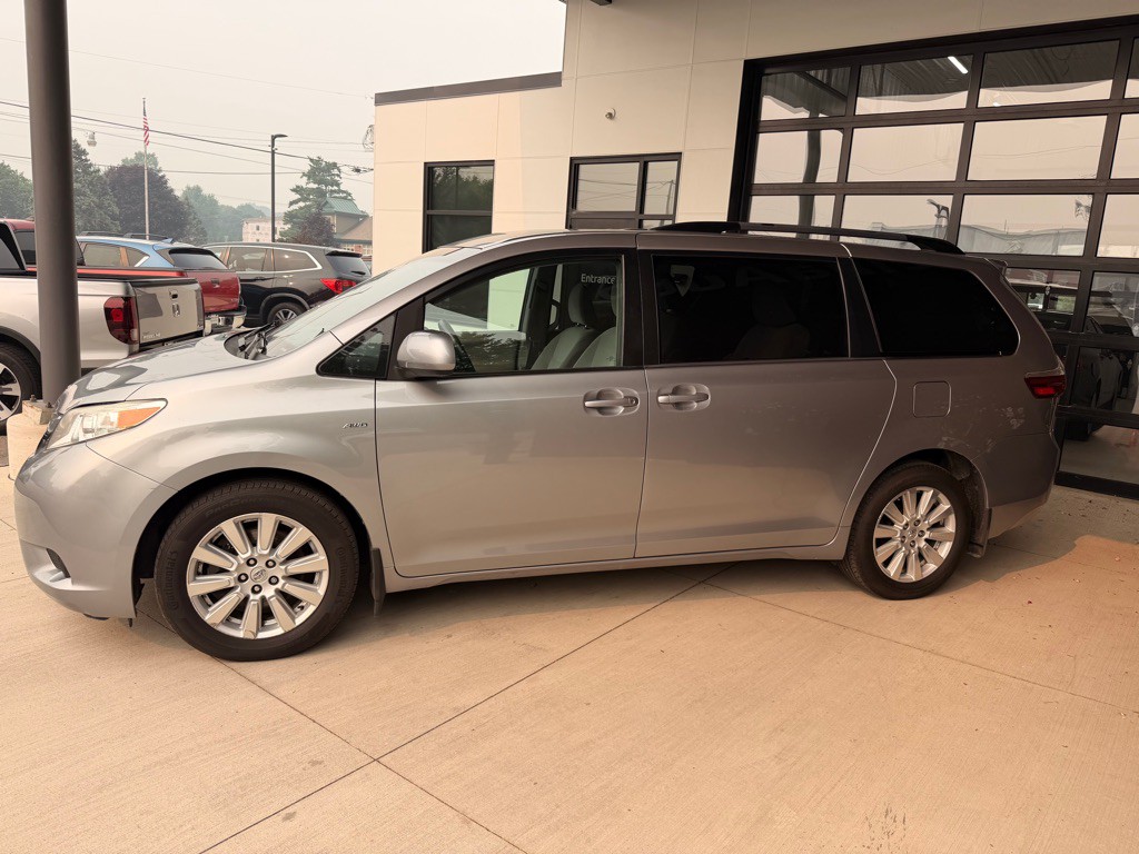 2017 Toyota Sienna Image 4