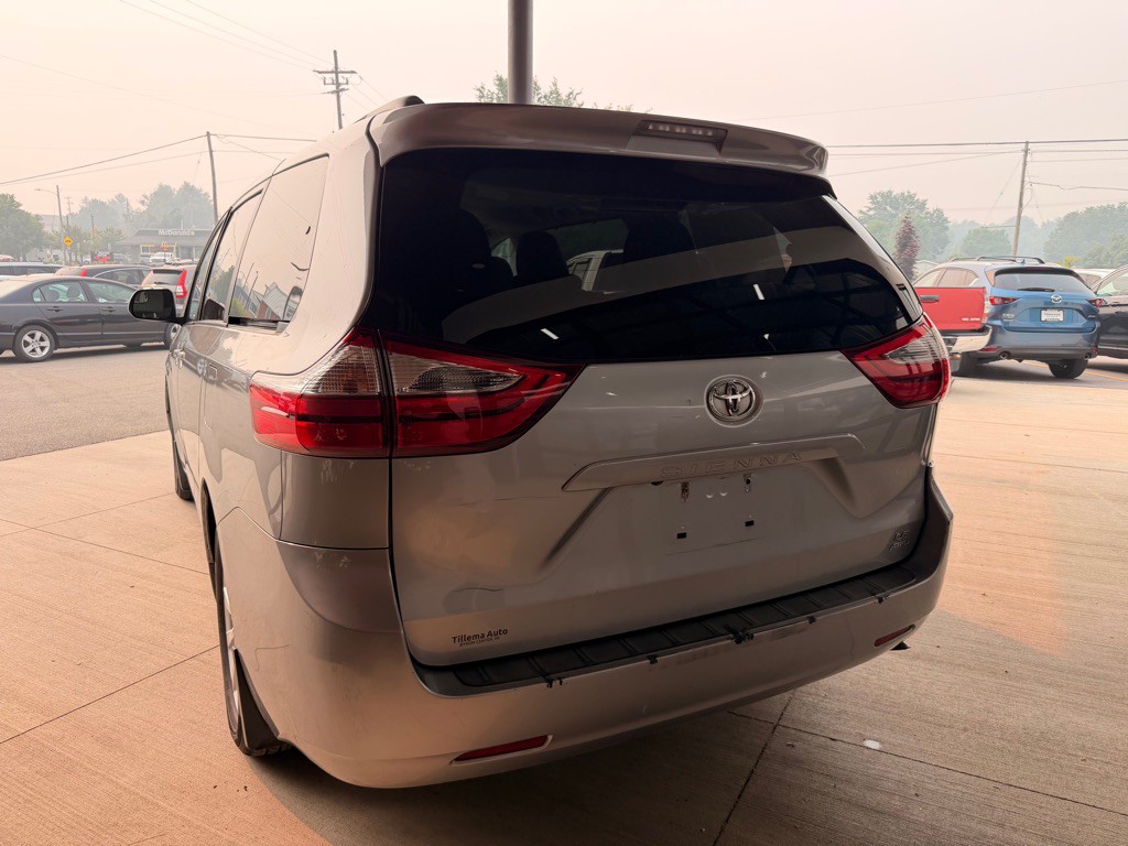 2017 Toyota Sienna Image 5