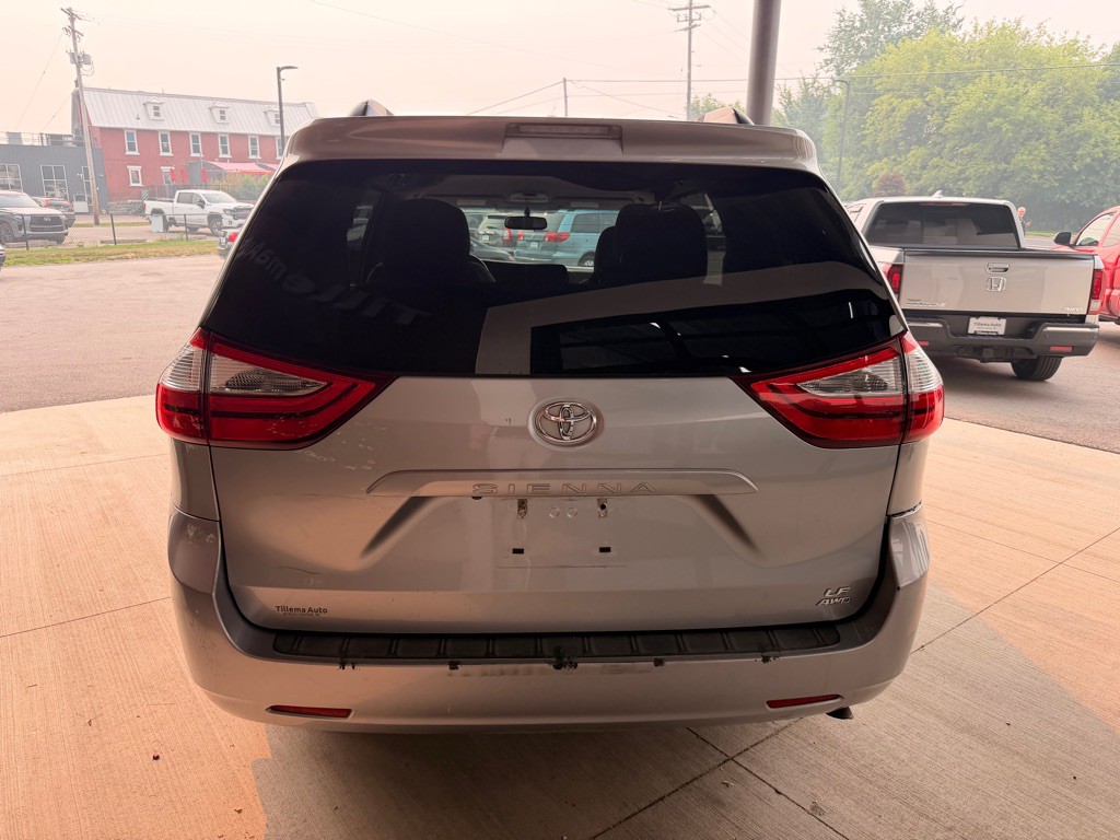 2017 Toyota Sienna Image 6