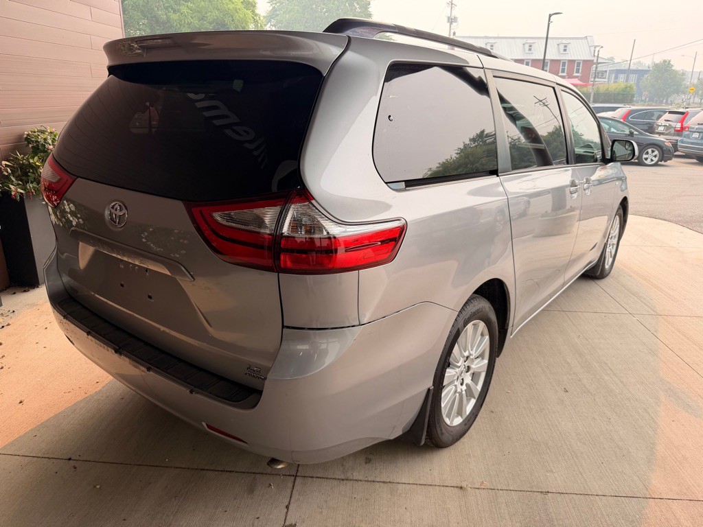 2017 Toyota Sienna Image 7