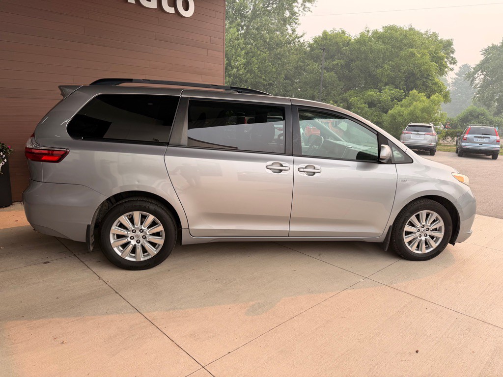 2017 Toyota Sienna Image 8