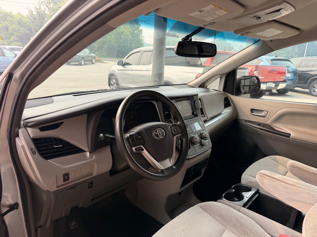 2017 Toyota Sienna Image 9
