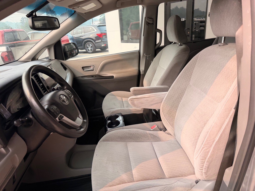2017 Toyota Sienna Image 10