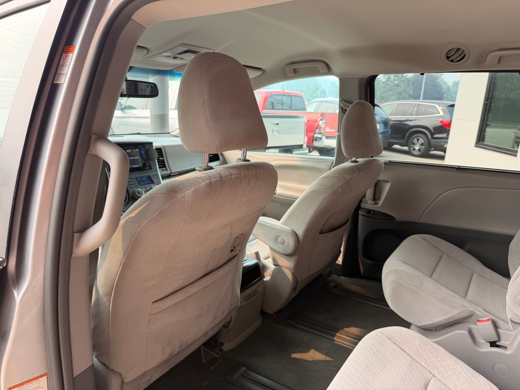 2017 Toyota Sienna Image 11