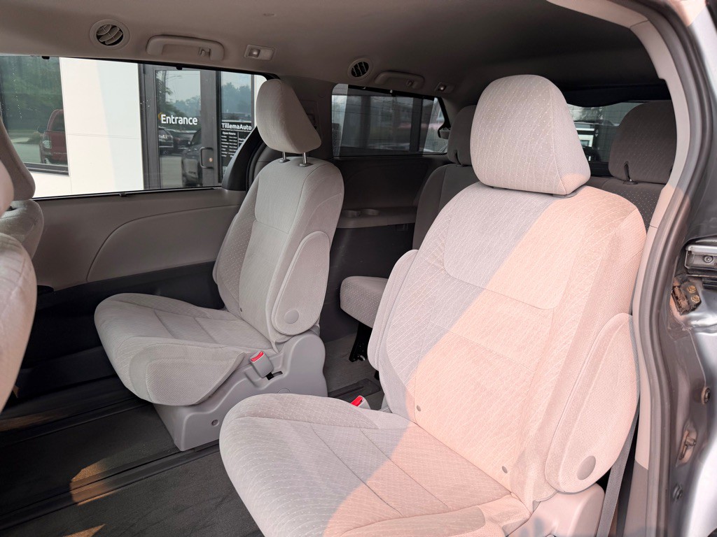 2017 Toyota Sienna Image 12