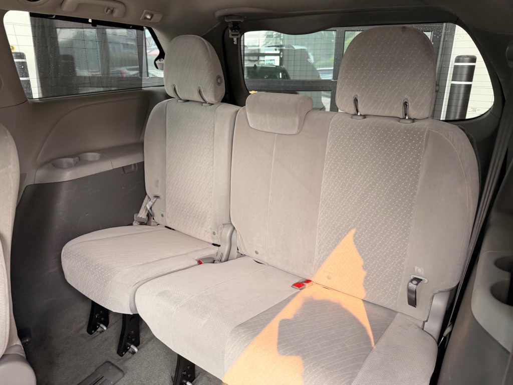 2017 Toyota Sienna Image 13