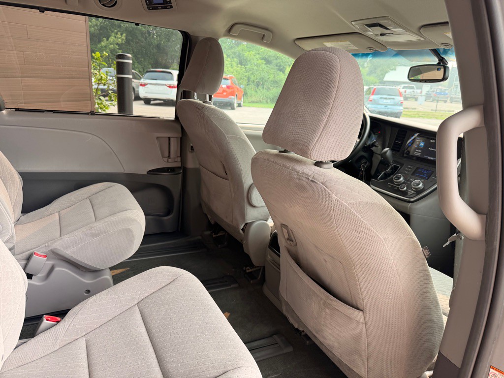 2017 Toyota Sienna Image 15