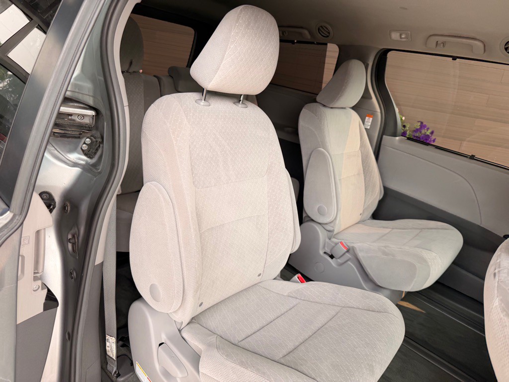 2017 Toyota Sienna Image 16