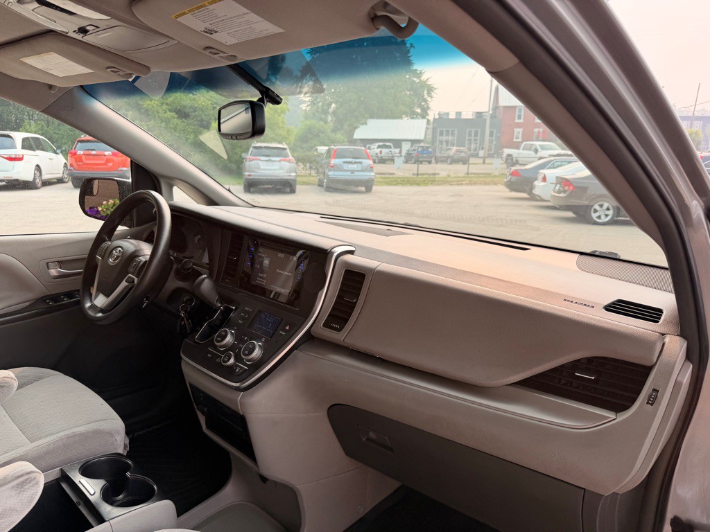 2017 Toyota Sienna Image 17