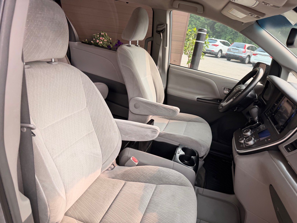 2017 Toyota Sienna Image 18