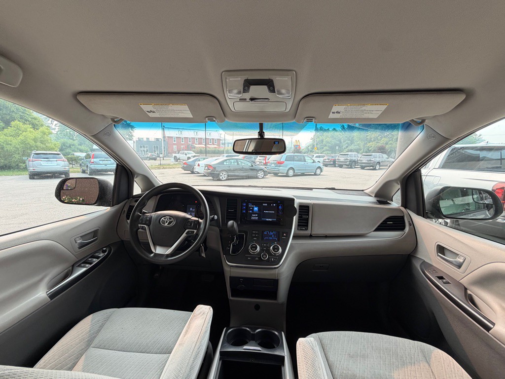 2017 Toyota Sienna Image 19
