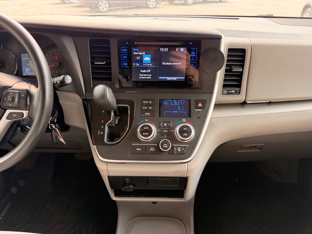 2017 Toyota Sienna Image 24