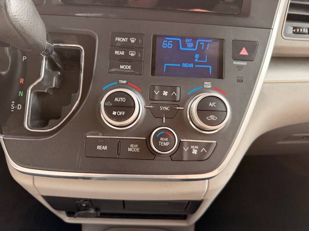 2017 Toyota Sienna Image 26