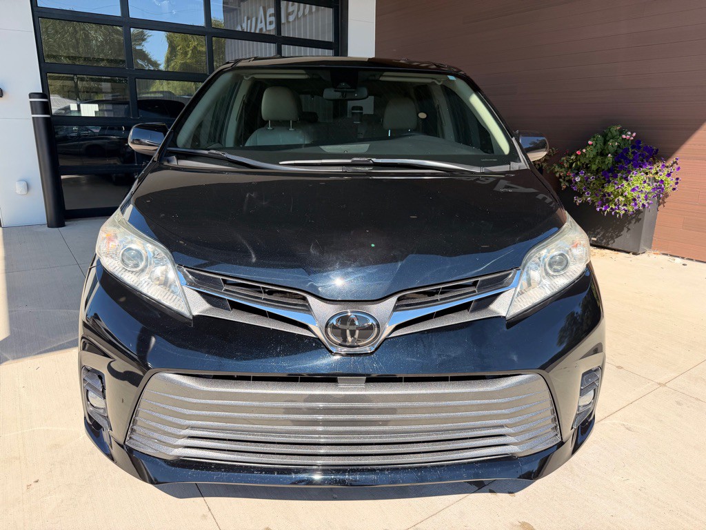 2018 Toyota Sienna Image 2