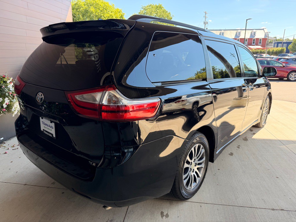 2018 Toyota Sienna Image 7
