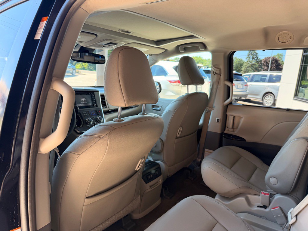 2018 Toyota Sienna Image 11