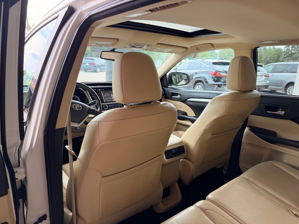2016 Toyota Highlander Image 11