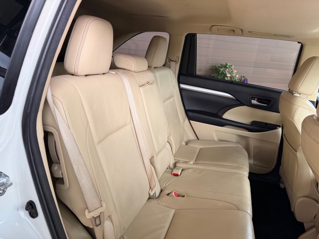 2016 Toyota Highlander Image 16