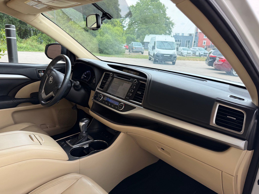 2016 Toyota Highlander Image 18