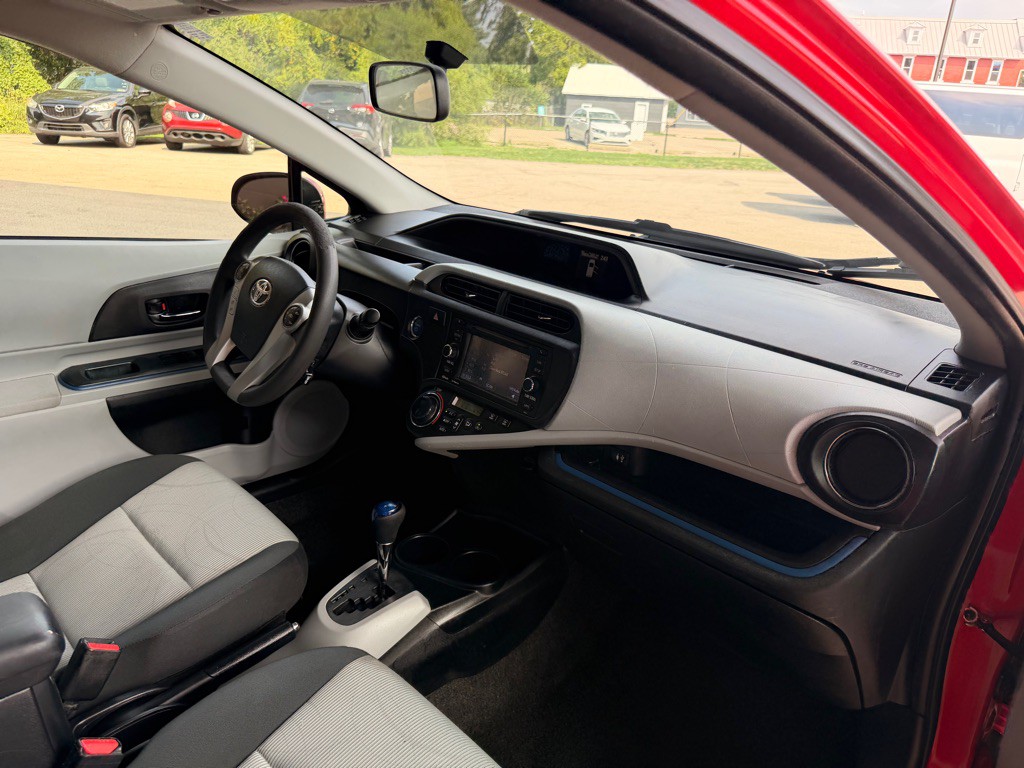 2012 Toyota Prius Image 16