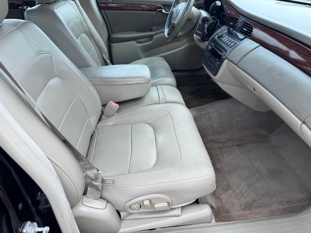 2005 Cadillac DeVille Image 11