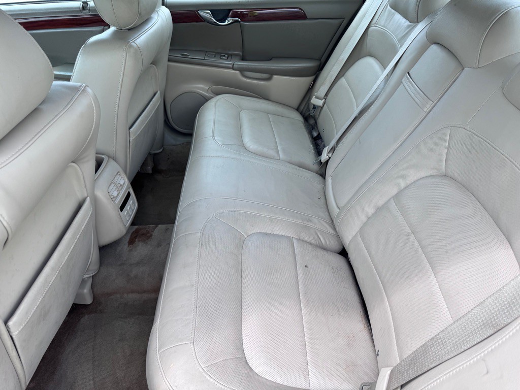 2005 Cadillac DeVille Image 13