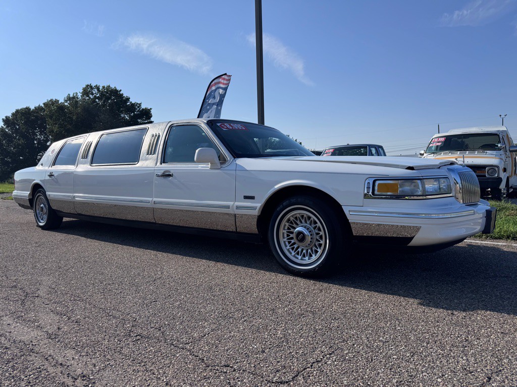 1996 Lincoln Town Car Image 1